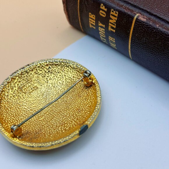 1960s Signed Karu Brooch – Pink Enamel Gold-Tone Round Leaf Design, Vintage Book - Picture 5 of 6